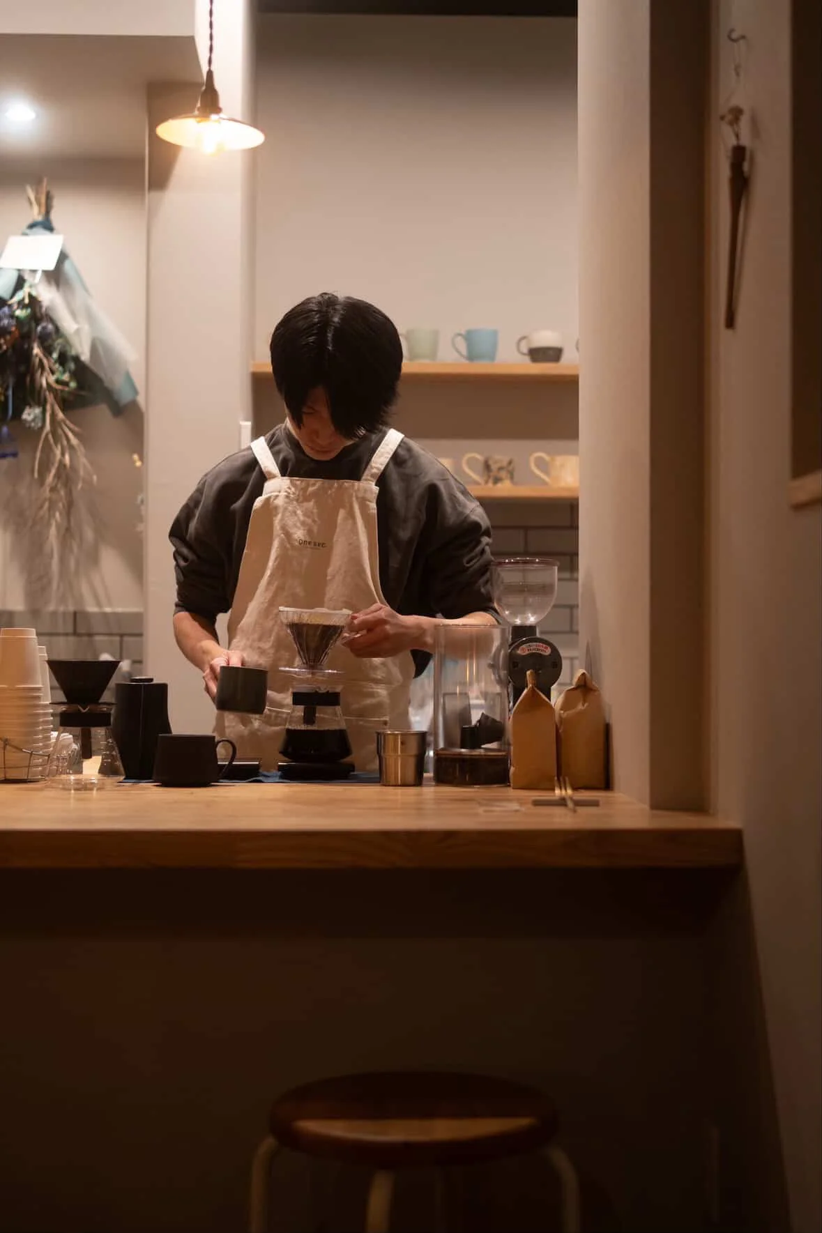 コーヒーを淹れる店主