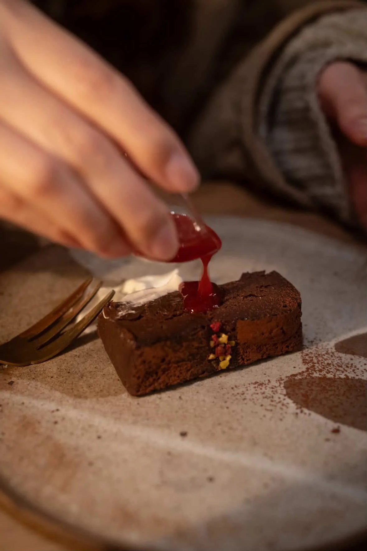 夜のテーブルのケーキとコーヒー