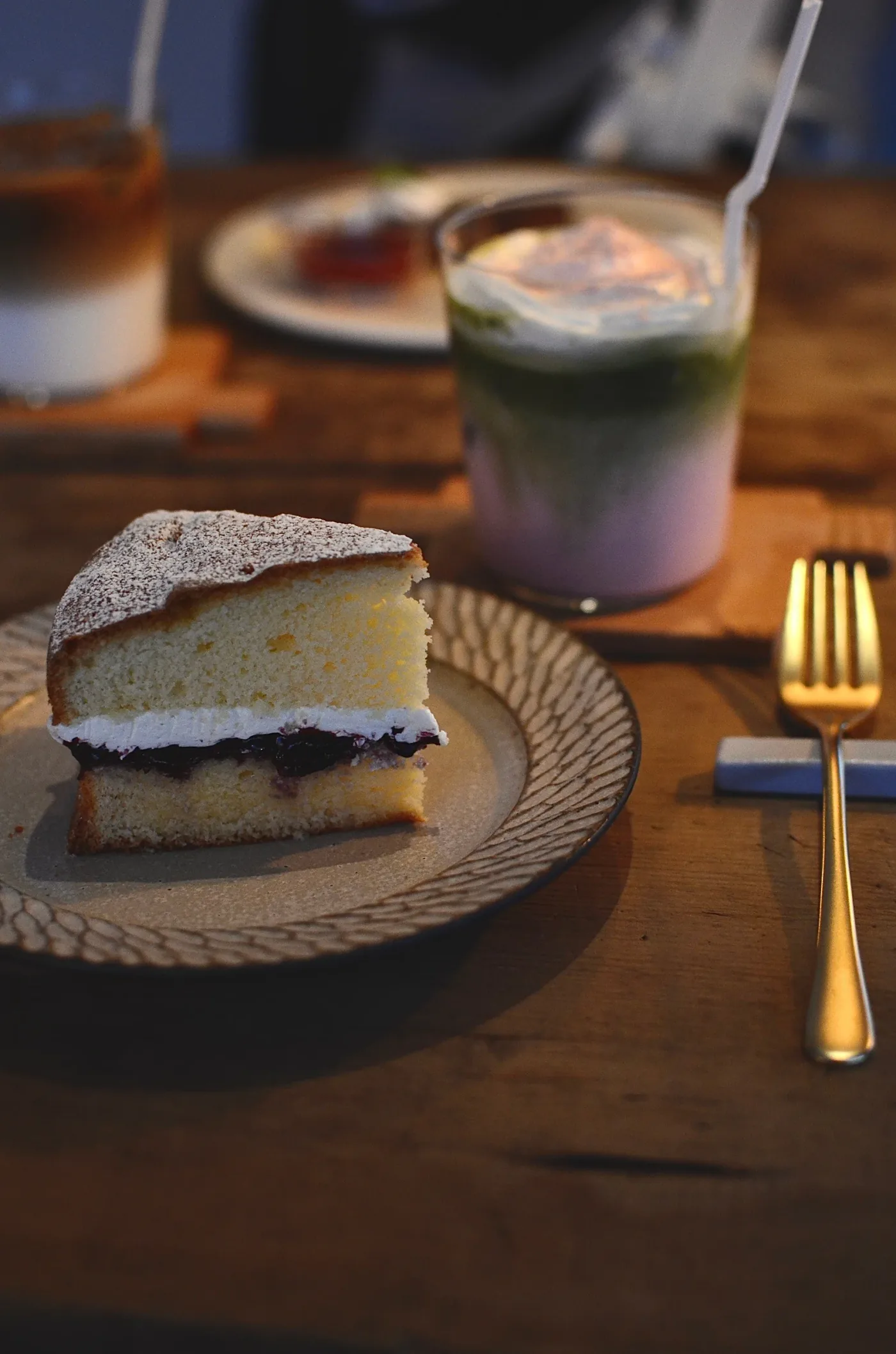 夜のテーブルのケーキとコーヒー