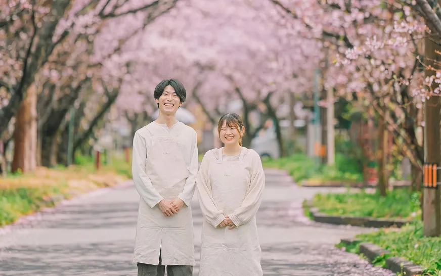 桜並木に立つ夫婦