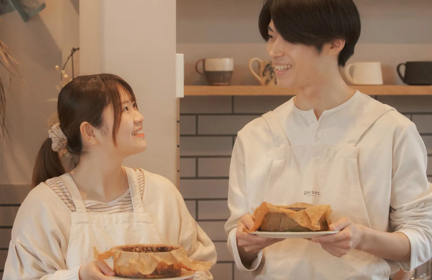 ケーキを持つ夫婦