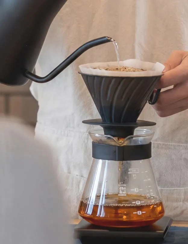 コーヒーを淹れている様子