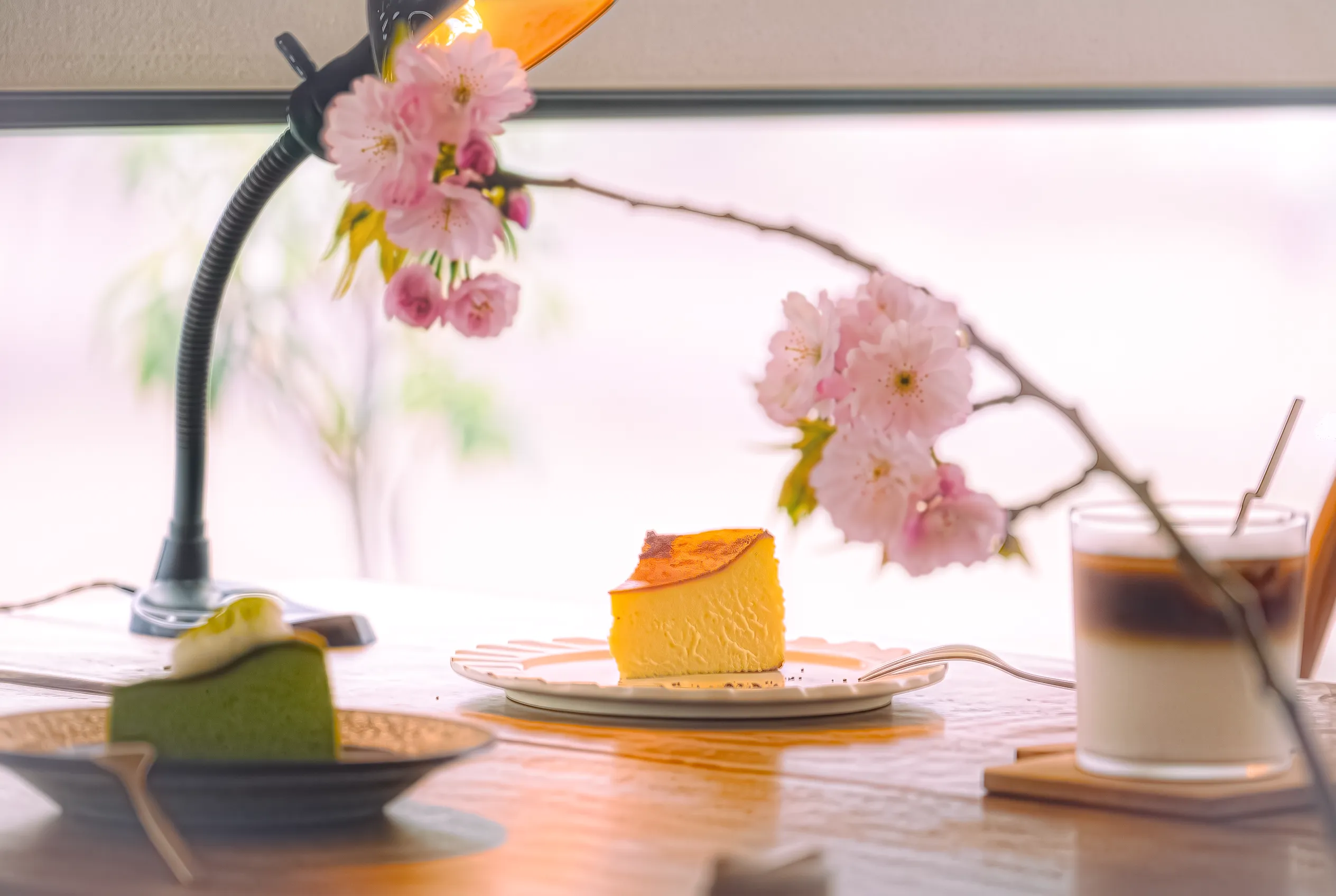 テーブルに並ぶケーキとドリンク